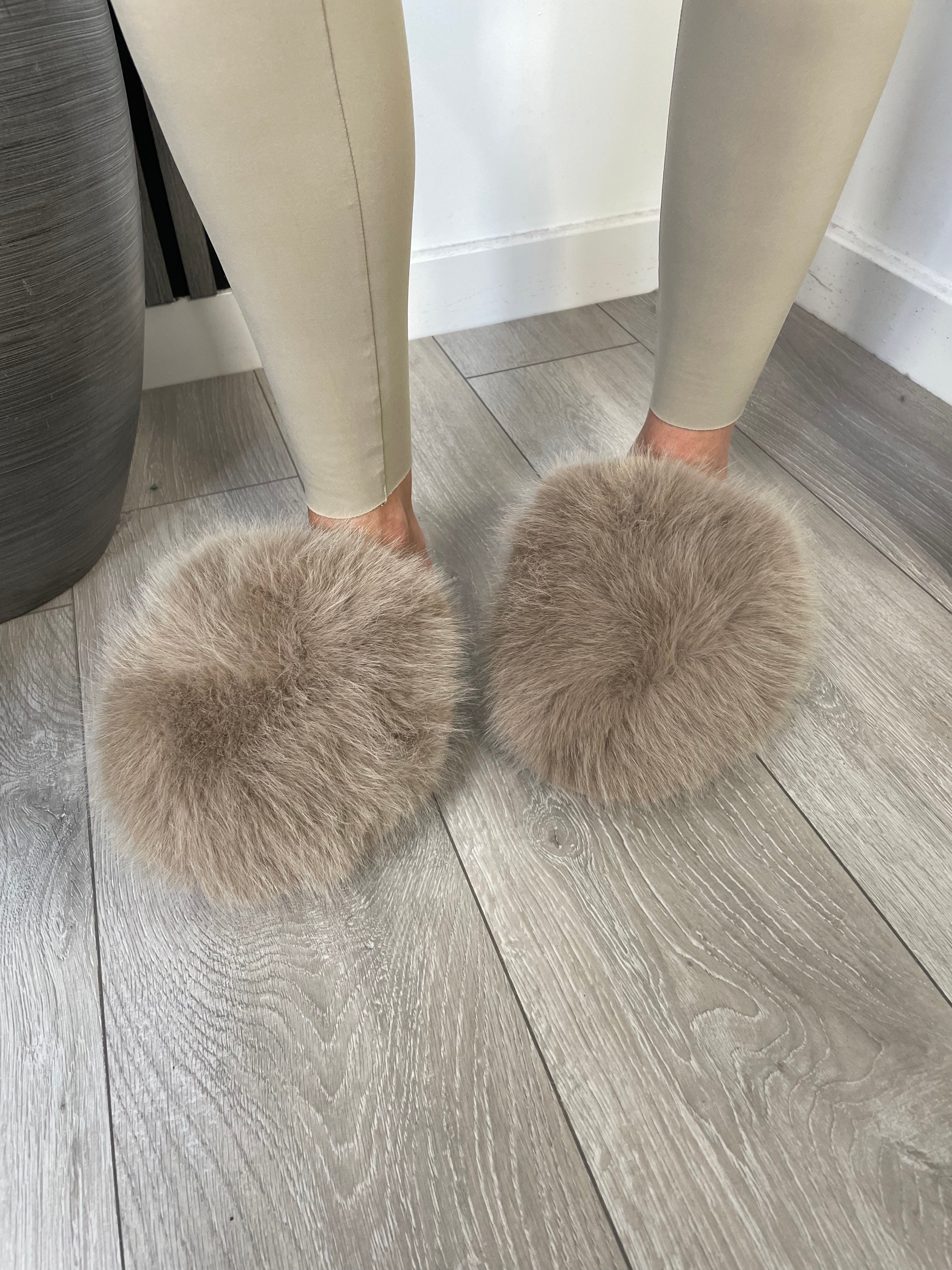 Round toe flat shoes